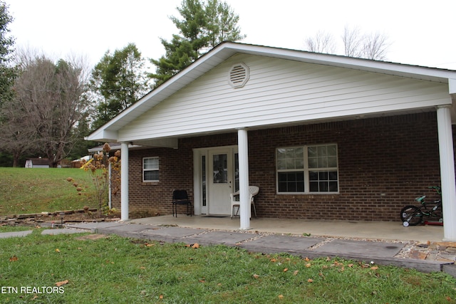 view of front of home with a front lawn