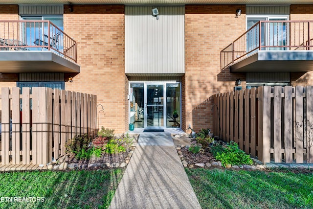 property entrance featuring a balcony