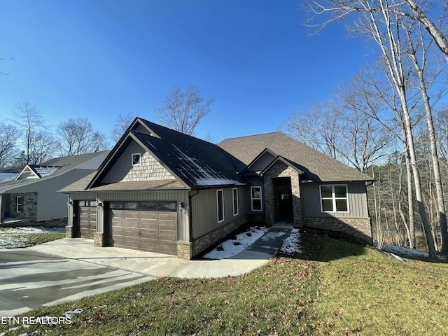 view of front of property featuring a front yard and a garage