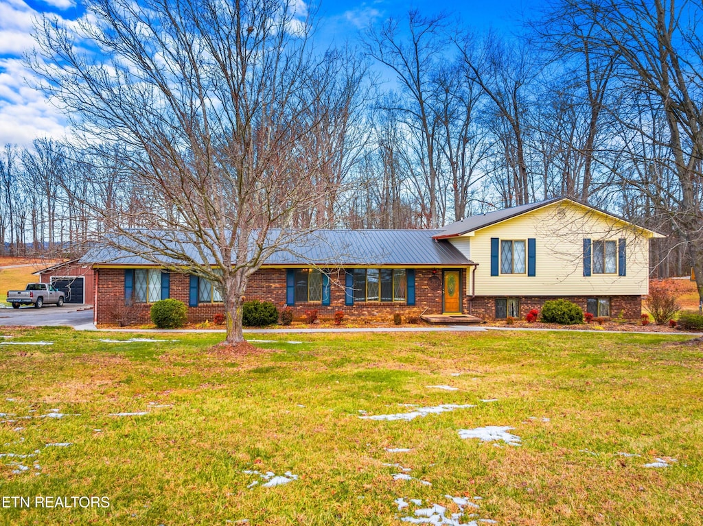 split level home featuring a front yard