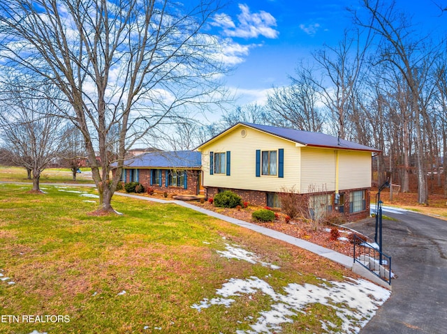 tri-level home featuring a front yard