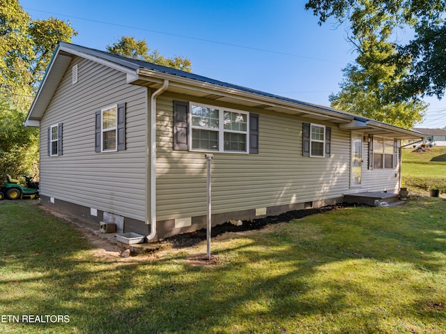 view of side of property featuring a yard