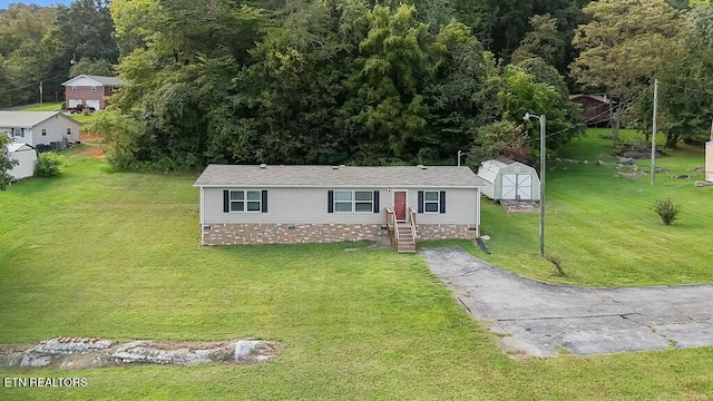 view of front facade featuring a shed and a front yard