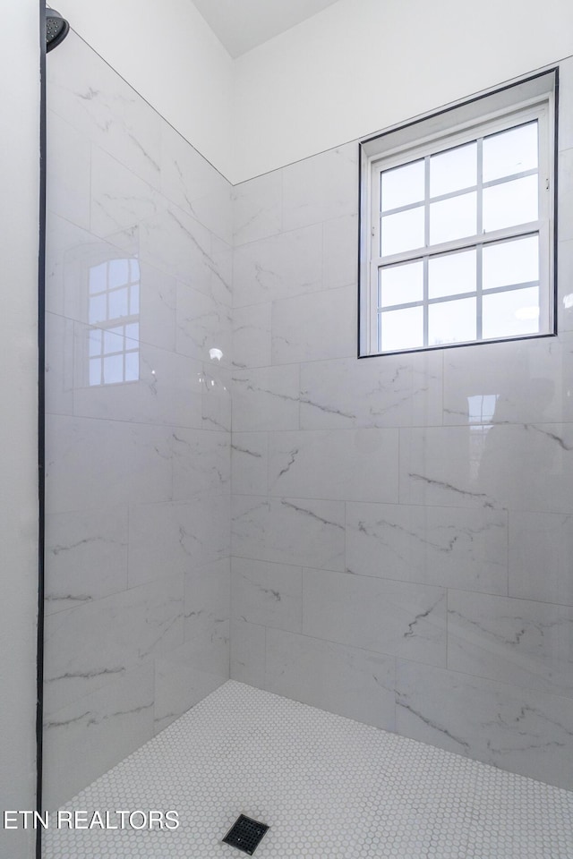 bathroom featuring a tile shower