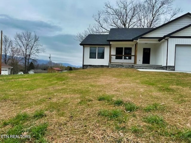 view of front facade featuring a front lawn and a garage