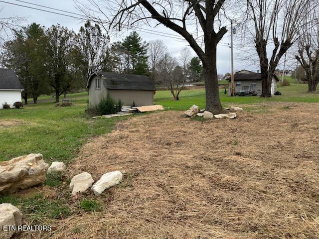 view of yard featuring an outbuilding