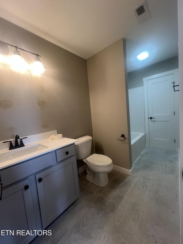 full bathroom featuring visible vents, baseboards, toilet, a bathtub, and vanity