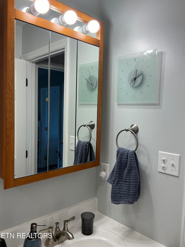 bathroom featuring sink