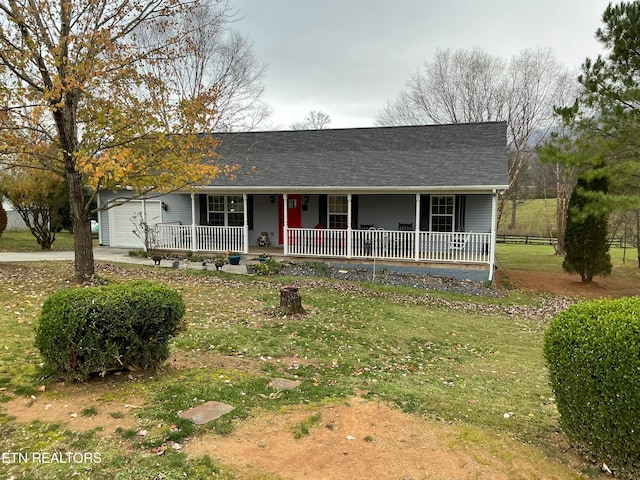 single story home featuring a front lawn