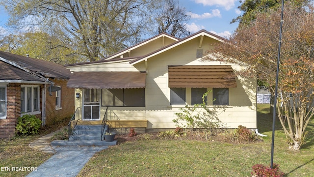 view of front of house featuring a front yard