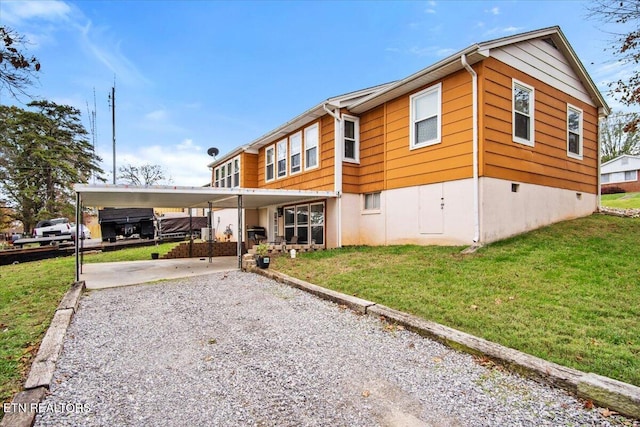 view of front of house featuring a carport and a front yard