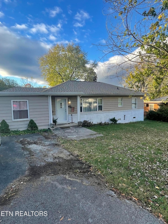 single story home featuring a front lawn