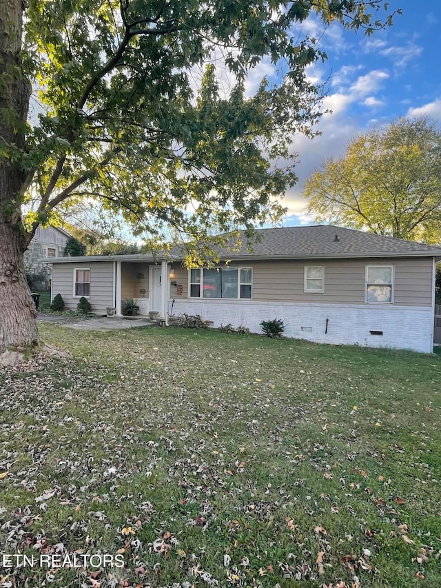 view of front of home featuring a front lawn