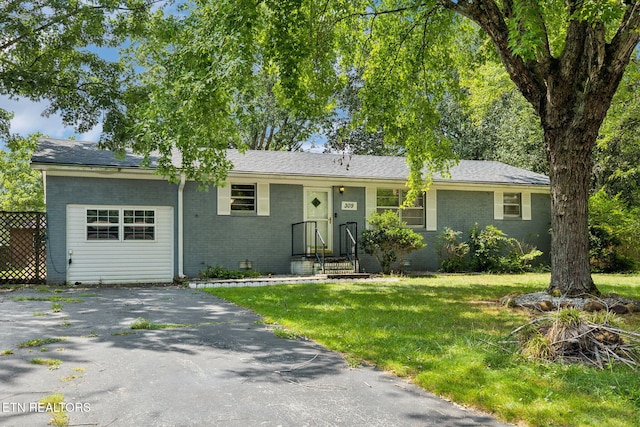 single story home featuring a front lawn