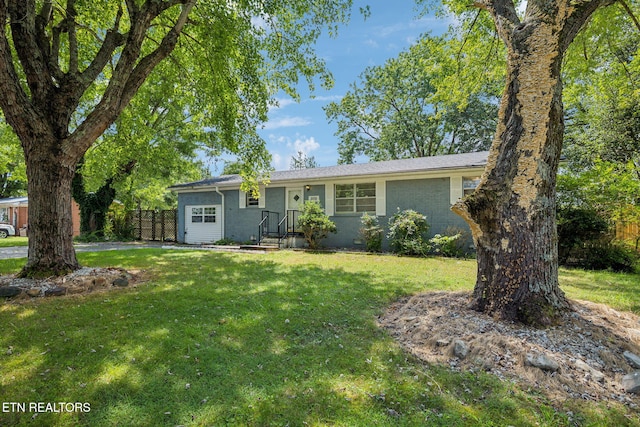 single story home with a front yard