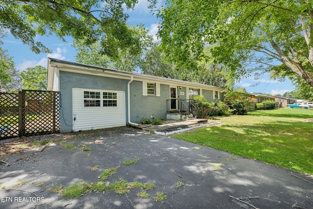 single story home featuring a front lawn