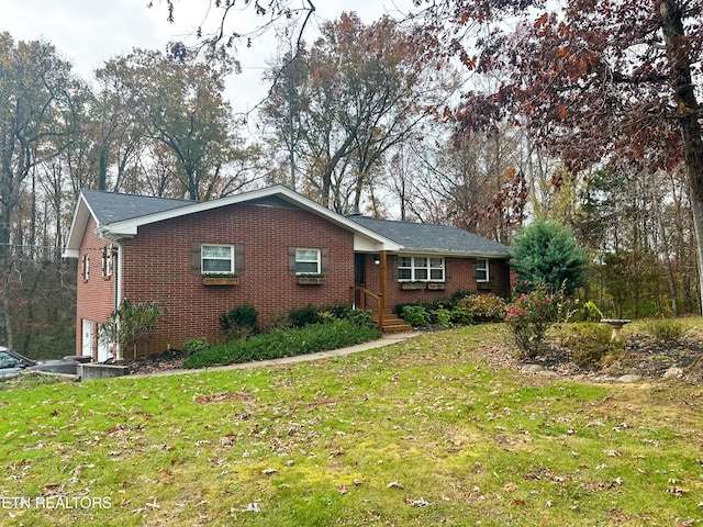 view of front of property featuring a front lawn