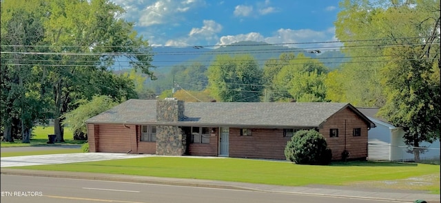 view of front of house featuring a front yard