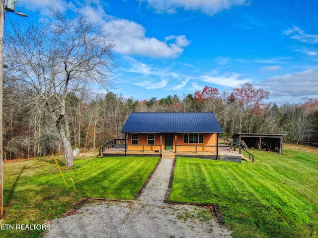 view of front of property featuring a front lawn