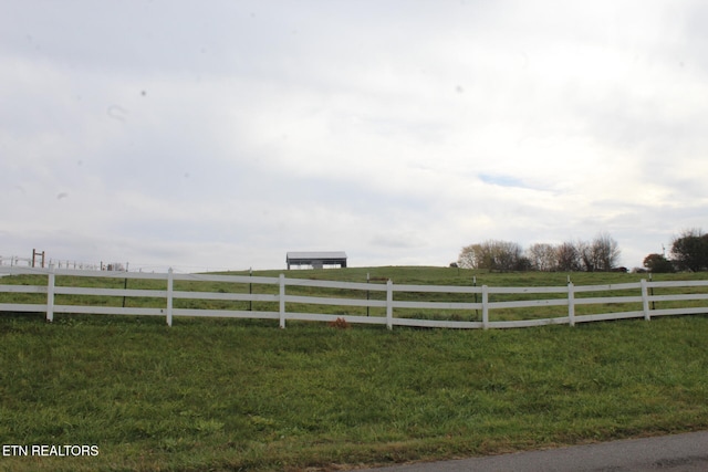 view of yard featuring a rural view