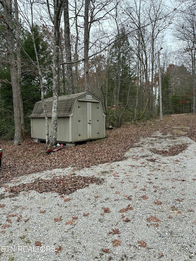 view of yard featuring a storage unit