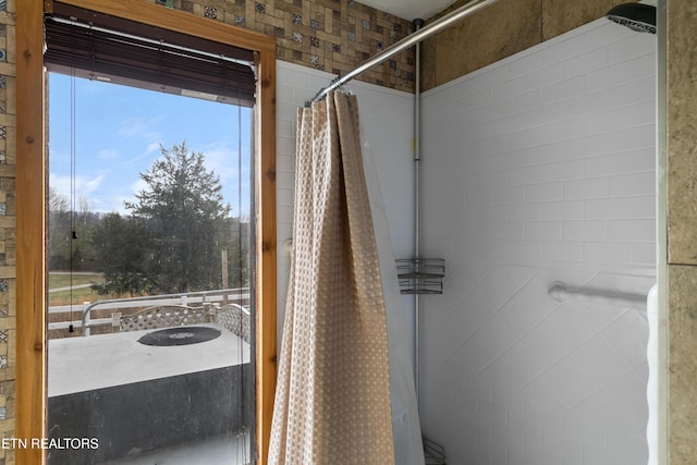 bathroom featuring tiled shower