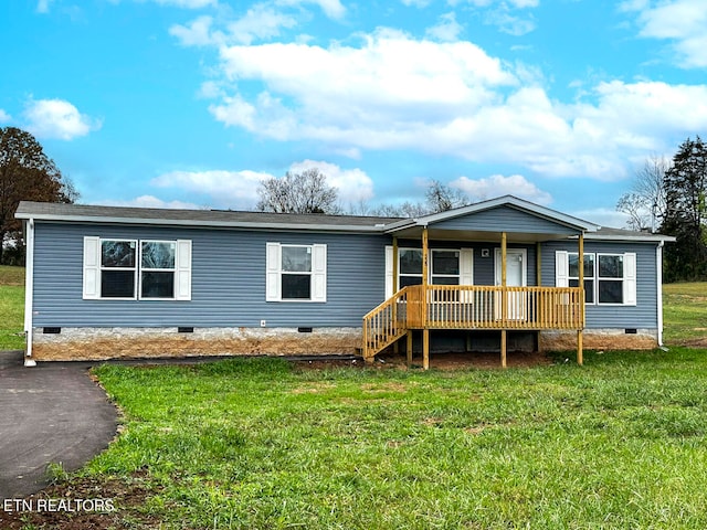 view of front of property featuring a front yard and covered porch