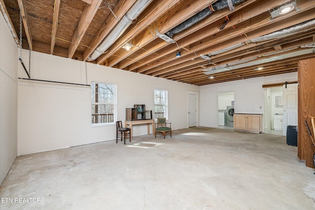 basement featuring a barn door and washer and clothes dryer