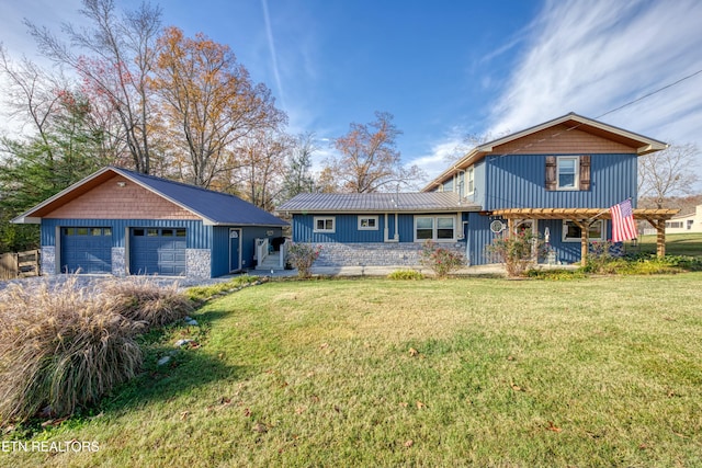 view of front of property featuring a front lawn and a garage