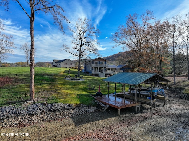 view of yard featuring a fire pit