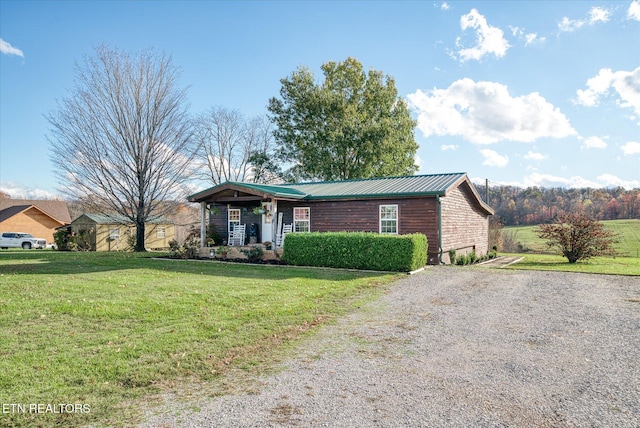 ranch-style home featuring a front lawn