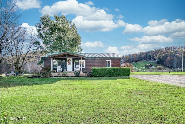 ranch-style house featuring a front yard