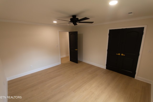 empty room featuring light hardwood / wood-style flooring, ceiling fan, and ornamental molding