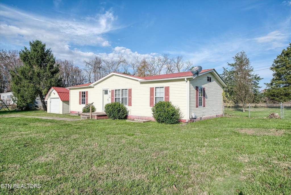 view of front of property with a front yard and an outdoor structure