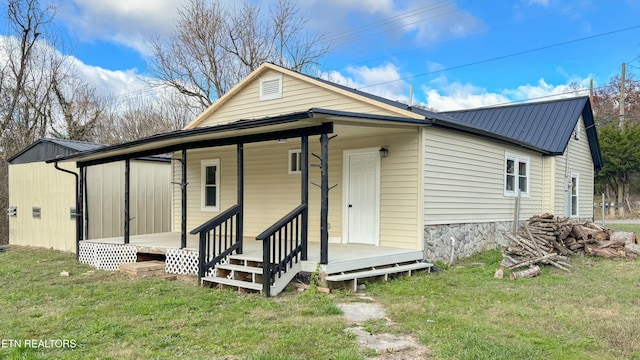 view of front of home featuring a front yard and covered porch