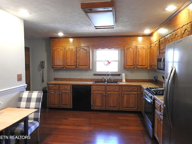 kitchen with a textured ceiling, sink, black appliances, and dark hardwood / wood-style floors