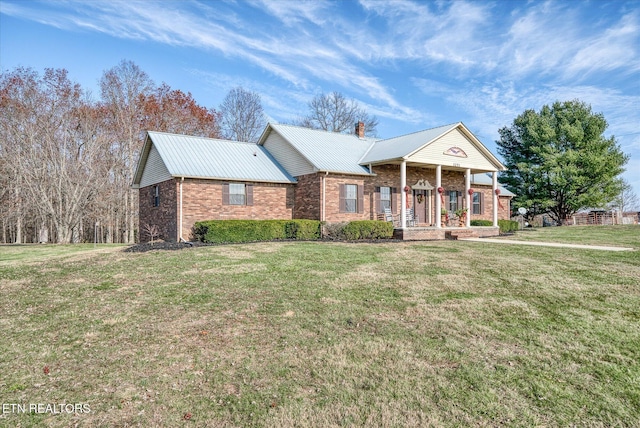 view of front of house featuring covered porch and a front yard