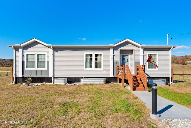 manufactured / mobile home with a front yard