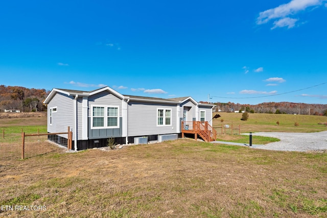 view of front of house featuring a front lawn