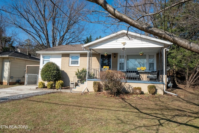 view of front of house with covered porch and a front lawn