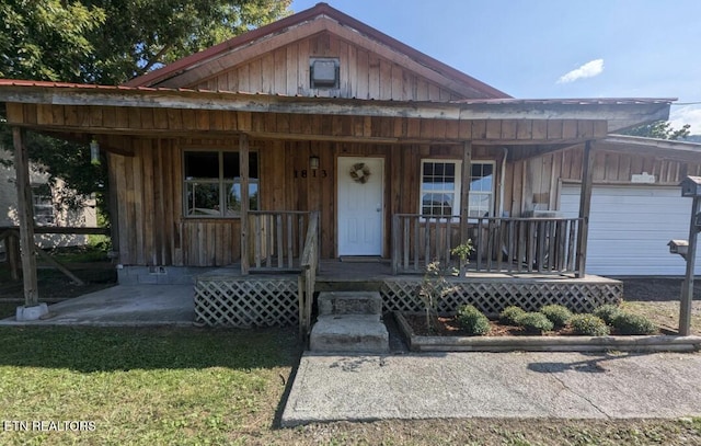 view of front of house with a porch and a garage