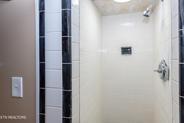 bathroom featuring tiled shower