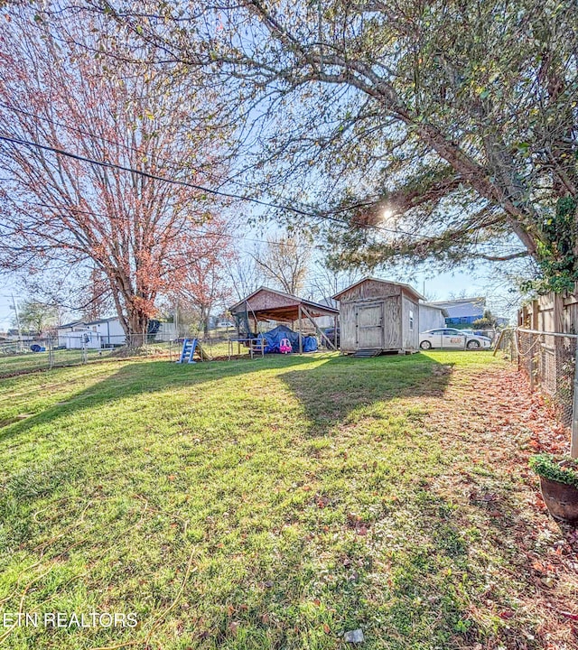 view of yard featuring a storage shed