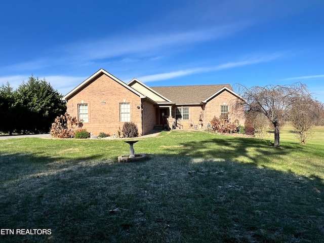 ranch-style home featuring a front lawn