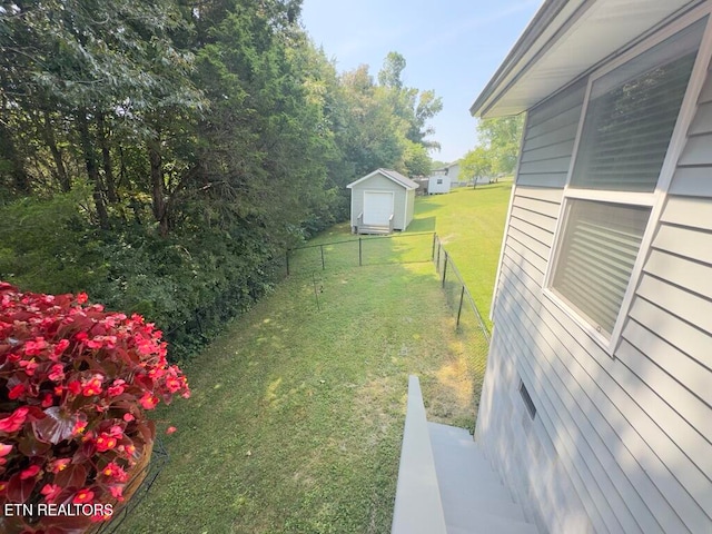 view of yard featuring a shed