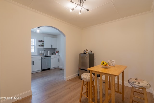 dining room featuring light hardwood / wood-style floors and crown molding