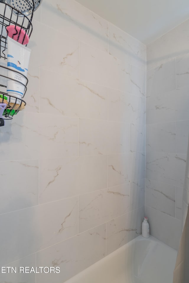 bathroom with tiled shower / bath combo