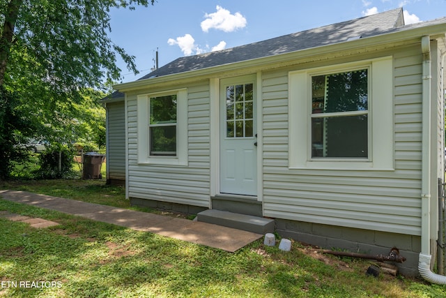 property entrance featuring a yard