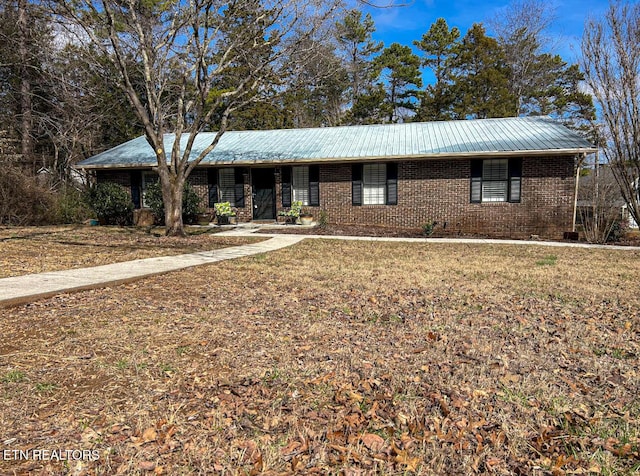 single story home featuring a front lawn