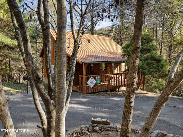 view of front of property featuring a wooden deck